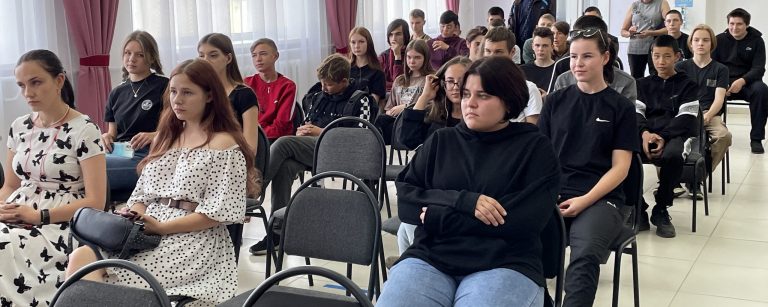 Подробнее о статье Студенттермен әңгімелесу